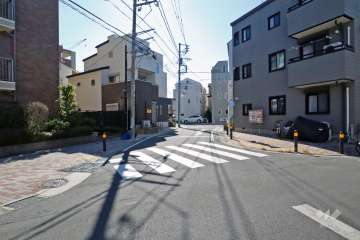 敷地西側の前面道路(南側から)