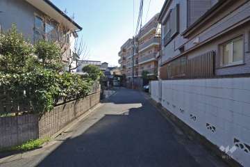 敷地北側の前面道路(西側から)