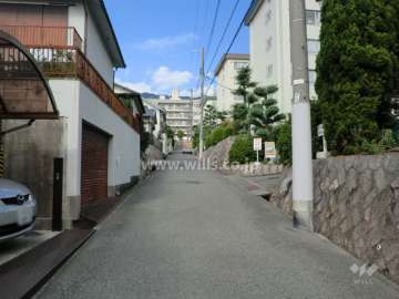 敷地西側の前面道路