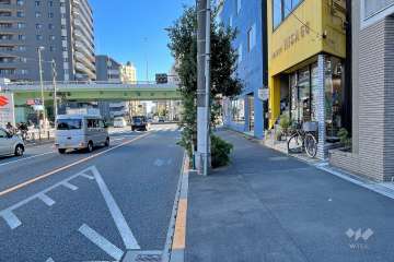 敷地の北東側前面道路（北西側から）