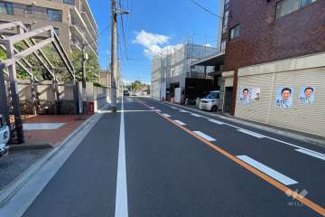 敷地の南側前面道路（西側から）