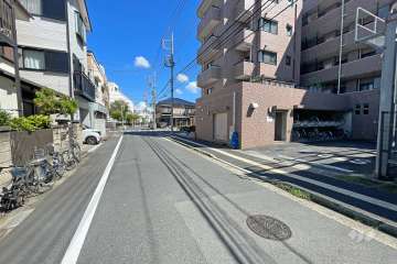 敷地北側の前面道路（西側から）