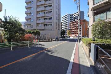敷地南側の前面道路(東側から)