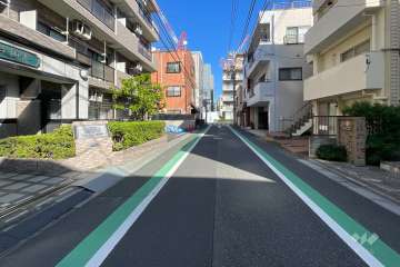 敷地の東側前面道路（南側から）
