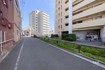 敷地西側の前面道路（南側から）