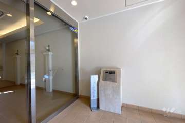 エントランスはオートロック付きです。