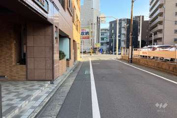 敷地の南西側前面道路（北西側から）