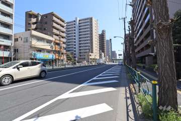 敷地東側の前面道路