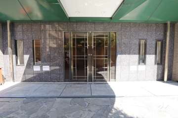 西側エントランス