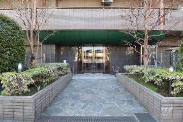 東側エントランス