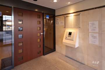 東側エントランスはオートロック付きです。