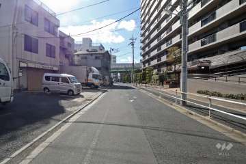 敷地南東側の前面道路(北東側から)