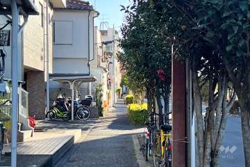 敷地西側の前面道路