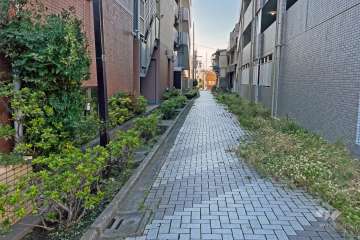 敷地北側の通路（東側から）