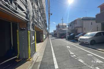 敷地の南西側前面道路（北西側から）