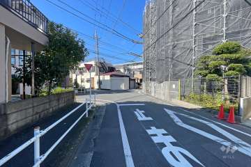 敷地の南側前面道路（東側から）