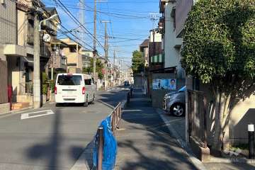 敷地北西側の前面道路（南西側から）