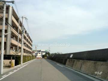 敷地南側の道路を挟んで大阪湾があります。