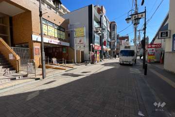 敷地の南側前面道路（西側から）