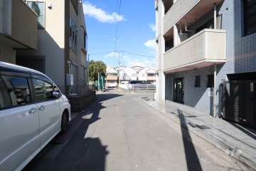 敷地西側の前面道路(南側から)