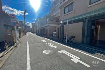 敷地北側の前面道路（西側から）