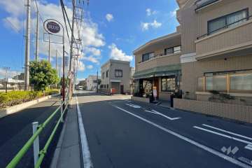 敷地西側の前面道路（南側から）