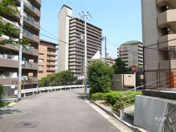 周辺にはマンションが多く建ち並んでいます。