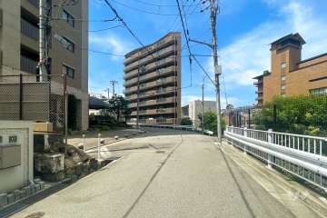 敷地北東側の前面道路