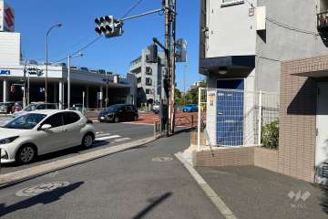 敷地北西側の前面道路（南西側から）