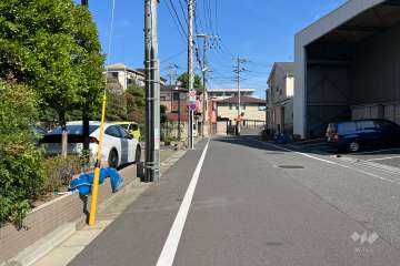 敷地南側の前面道路（西側から）