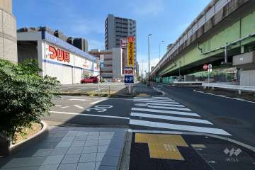敷地南西側の前面道路（北西側から）
