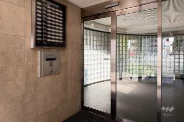 エントランスはオートロック付きです。