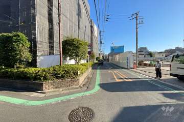 敷地西側の前面道路