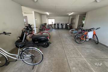 屋内に設けられた駐輪場とバイク置場