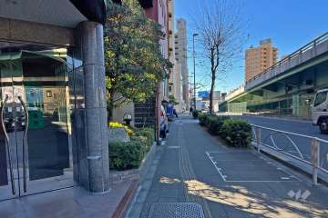 敷地の北西側前面道路は国道6号・水戸街道です（北東側から）。