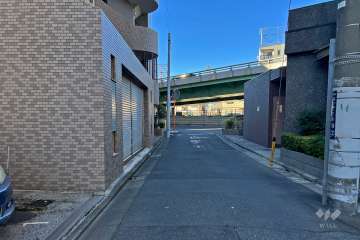 敷地の北側前面道路（東側から）
