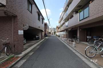 敷地北側の前面道路（東側から）