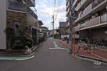 敷地東側の前面道路（北側から）