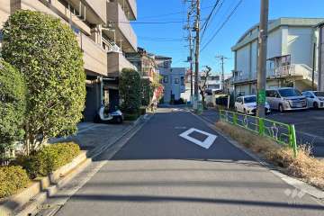 敷地南西側の前面道路（北西側から）