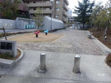 敷地に隣接する小さな公園