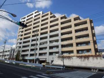 パークグラン西岡本の外観（南東側から）