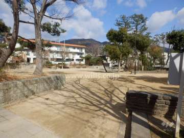 敷地に隣接する小さな公園