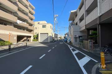 敷地の南側前面道路（西側から）