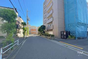 敷地の東側前面道路（北側から）