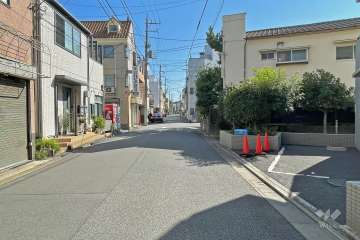 敷地北東側の前面道路（北西側から）