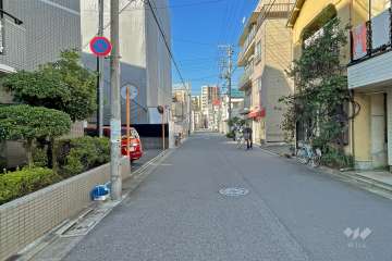 敷地北東側の前面道路（南東側から）