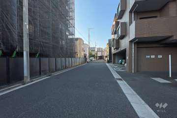 敷地西側の前面道路