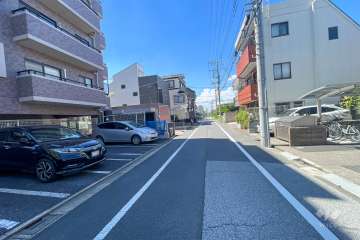敷地北側の前面道路（東側から）