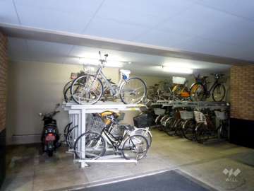 バイク置場と駐輪場
