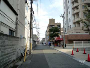 敷地北側の前面道路（西側から）